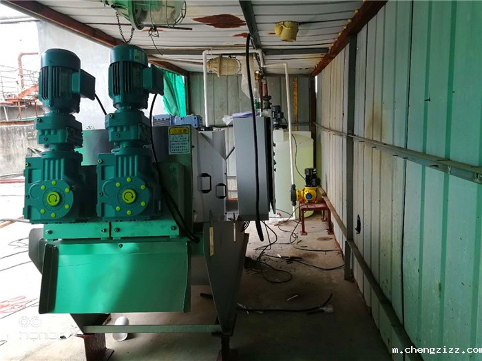 叠螺式污泥脱水机现场调试出泥效果